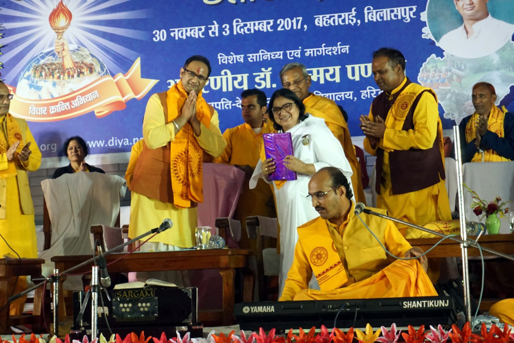 Manju Didi invited as distinguished guest at Yuva Kranti Deep Mahayagya