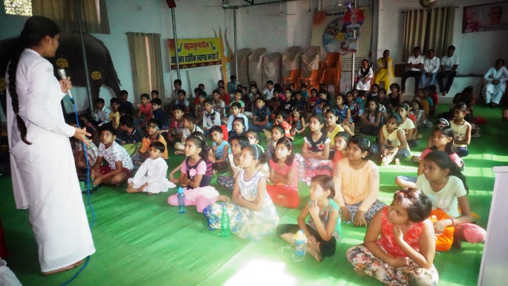ब्रह्माकुमारीज़ टिकरापारा में बालसंस्कार शिविर का प्रथम दिन
