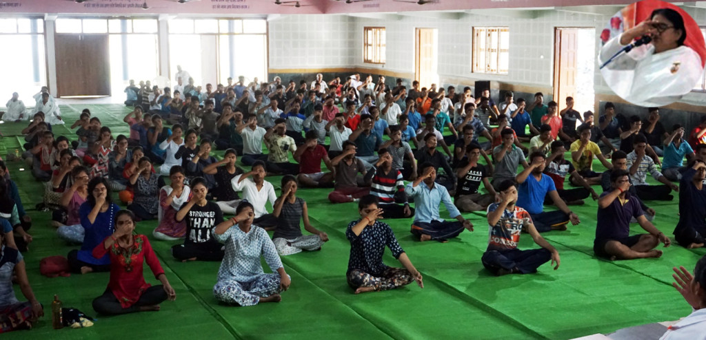 महाराजा रणजीत सिंह सभागार, गुरूनानक स्कूल में योग शिविर का पहला दिन