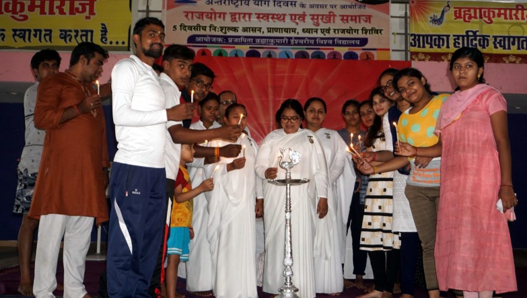 युवाओं ने दीप जलाकर किया पांच दिवसीय युवा संस्कार षिविर का शुभारम्भ