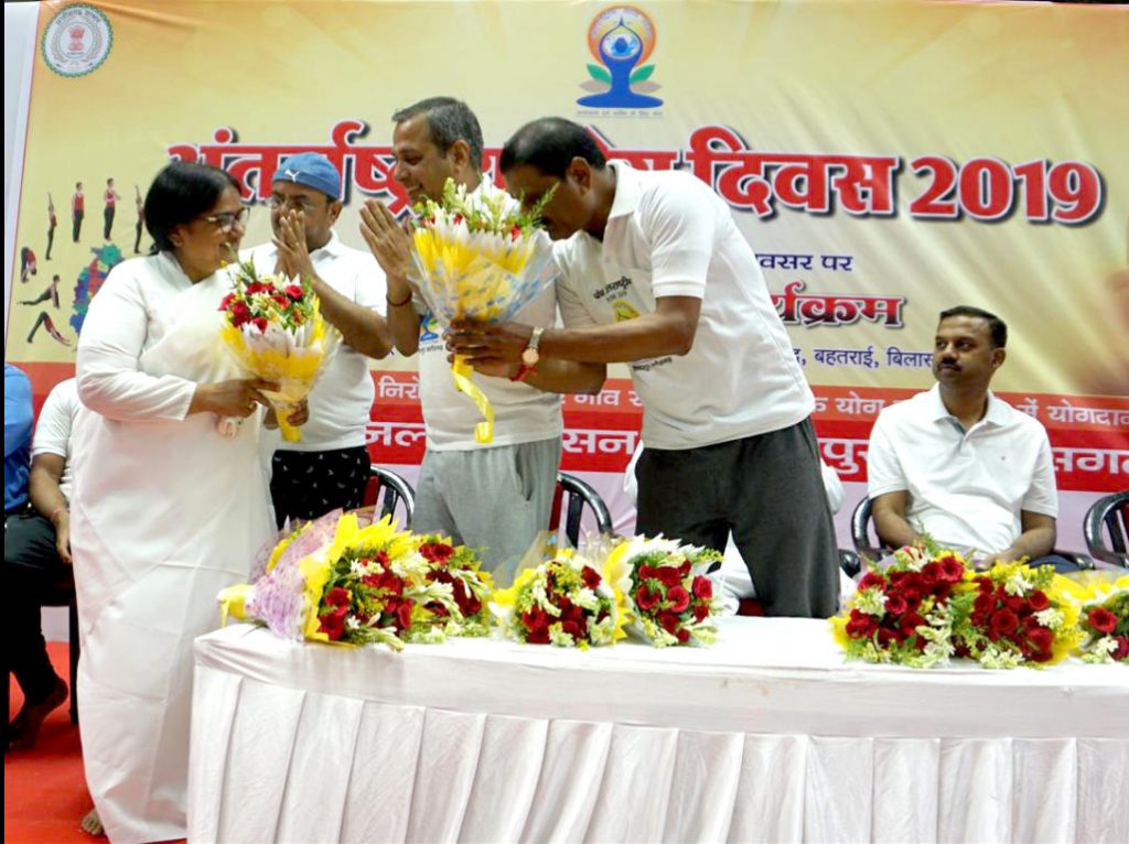 बिलासपुर, टिकरापारा, 21 जून- पांचवे अंतर्राष्ट्रीय योग दिवस के संचालन के लिए बिलासपुर में टिकरापारा सेवाकेन्द्र प्रभारी एवं छत्तीसगढ़ योग आयोग की पूर्व सदस्या ब्रह्मा कुमारी मंजू दीदी जी को प्रभार दिया गया