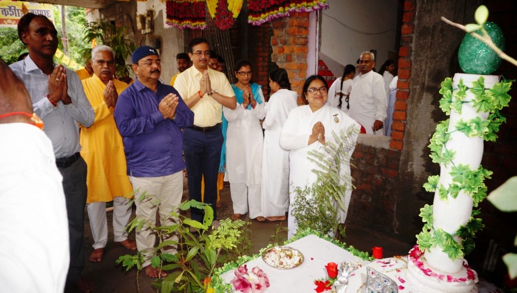 विष्व बंधुत्व दिवस पर पौधे रोपित कर दादी जी को दी श्रद्धांजलि
