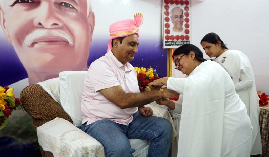कलेक्टर ने किया ब्रह्माकुमारीज़ टिकरापारा सेवाकेन्द्र का अवलोकन, ध्यान की भी अनुभूति की।