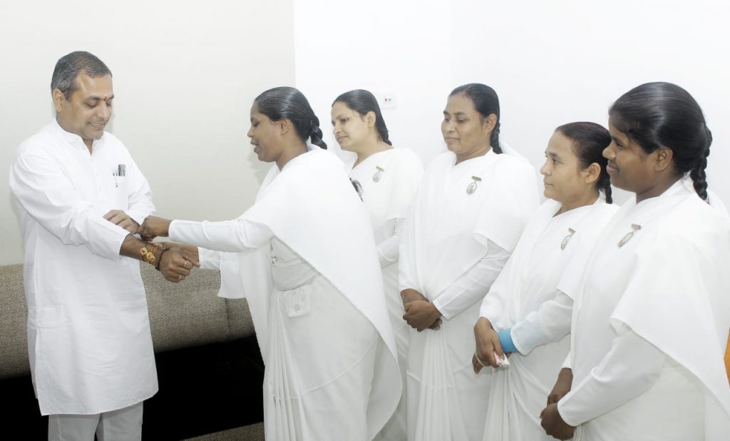 ब्रह्माकुमारी बहनों ने शहर के अनेक स्थानों पर विभिन्न वर्गों के लोगों को बांधी राखी