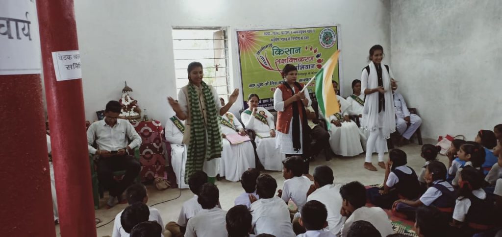 किसान सषक्तिकरण अभियान के अंतर्गत किसानों को शाष्वत यौगिक खेती की दी जा रही जानकारी
