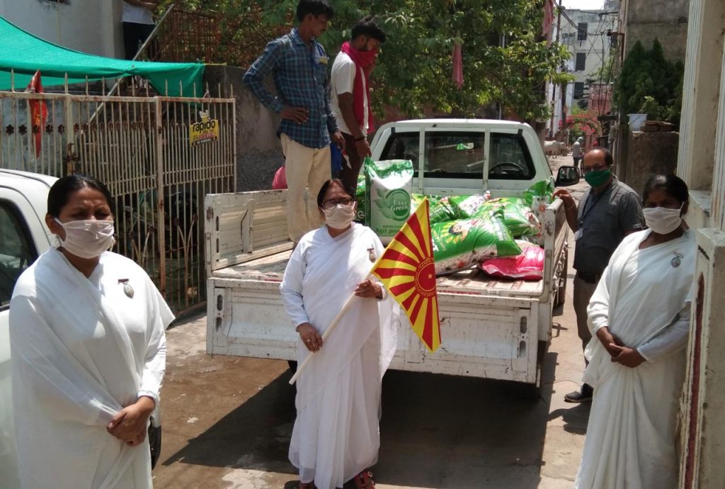 गरीब व जरूरतमंदों के लिए ब्रह्माकुमारीज़ टिकरापारा ने जिला प्रषासन को सौंपी खाद्य सामग्री