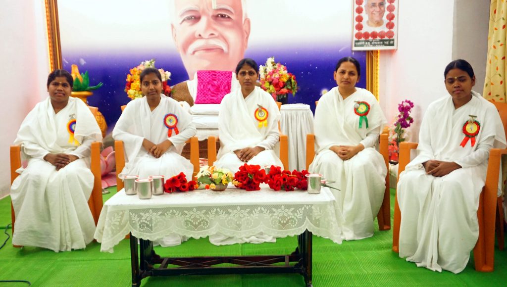 एकाग्र मन व संतुलित बुद्धि से बढ़ाएं निर्णय शक्ति - ब्रह्माकुमारी गायत्री....    टिकरापारा सेवाकेन्द्र पर बहनों के कौषल विकास हेतु प्रषिक्षण जारी