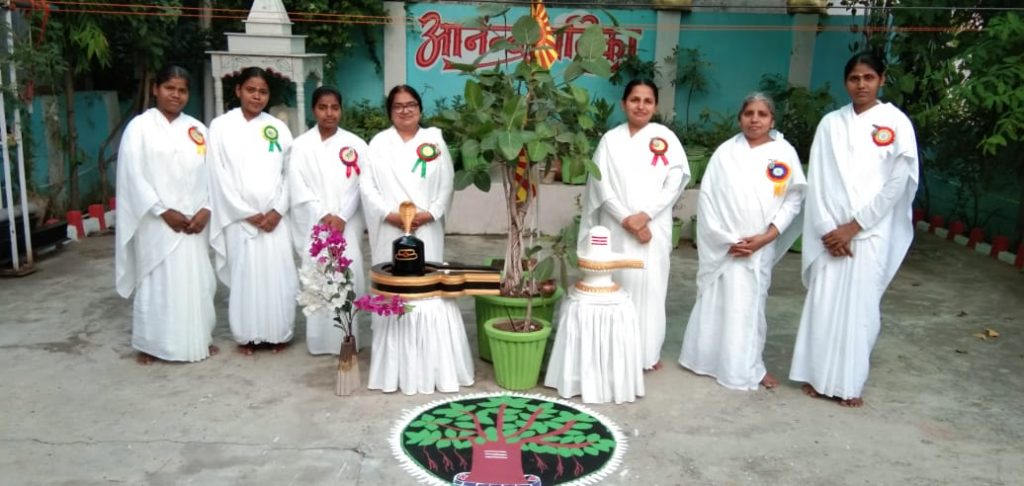 विष्व पर्यावरण दिवस पर टिकरापारा में रंगोली सजाकर व वटसावित्री व प्रकृति की वंदना की गई।