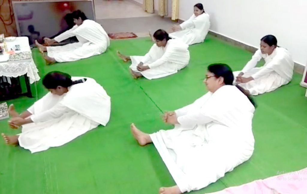 योग एट होम एण्ड योग विद् फैमिली थीम के तहत योग अभ्यास जारी