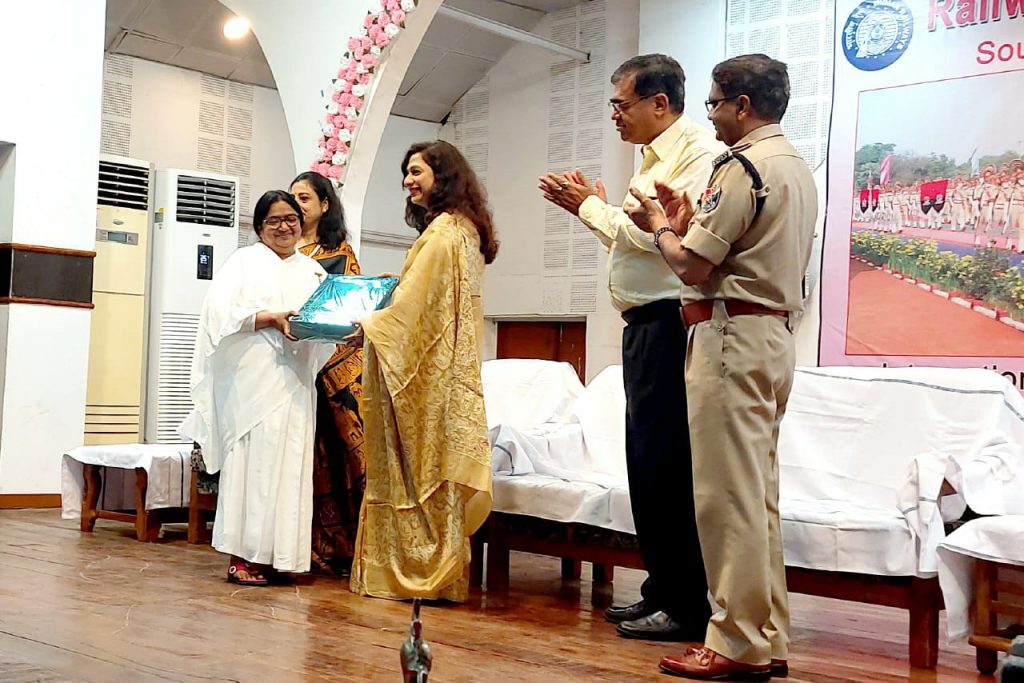 महिला दिवस पर दक्षिण पूर्व मध्य रेल्वे के महाप्रबंधक ने किया मंजू दीदी को सम्मानित