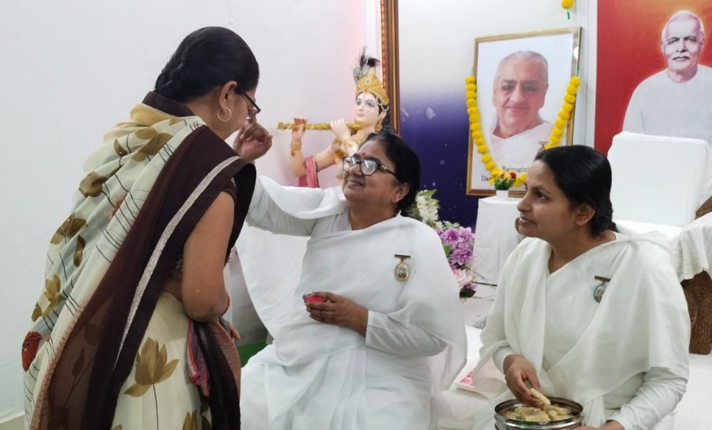 ब्रह्माकुमारीज़ टिकरापारा में शांति व सद्भाव के साथ मनायी गई आध्यात्मिक होली