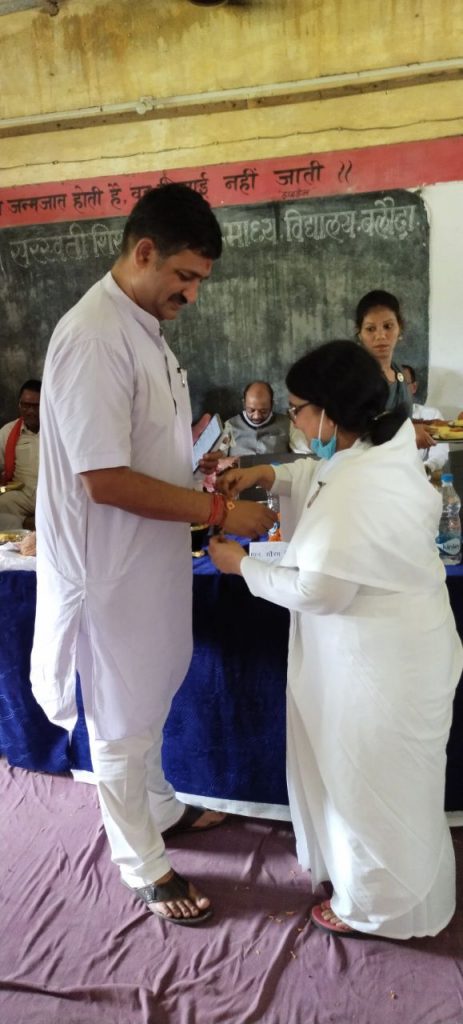 विधायक भ्राता सौरभ सिंह ठाकुर को रक्षासूत्र बांधते हुए बिलासपुर टिकरापारा सेवाकेन्द्र प्रभारी ब्रह्माकुमारी मंजू