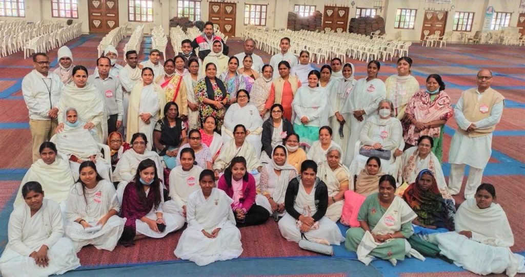 माउण्ट आबू से योग-साधना शिविर में शामिल होकर लौटा समूह