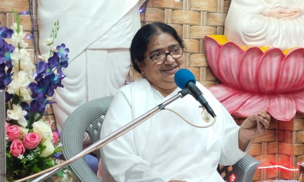 शिवरात्रि महोत्सव में आयोजित सत्संग में ब्रह्माकुमारी मंजू दीदी ने कहा - समस्याओं व बाहरी चोट के समय हमें अंदर से संभालते हैं परमात्मा
