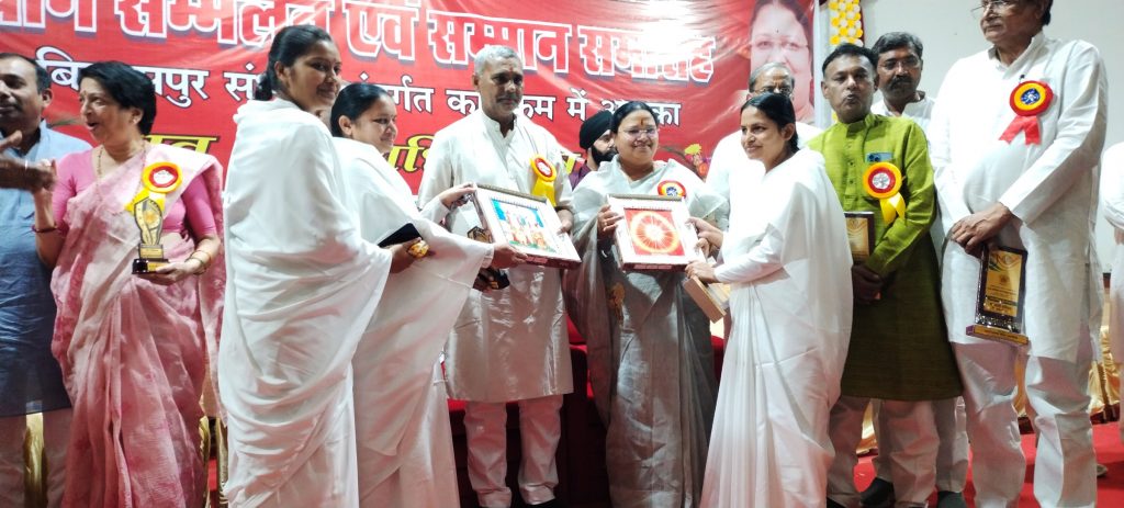 छ.ग. की समाज कल्याण मंत्री बहन श्रीमती अनिला भेड़िया ने किया ब्रह्मा कुमारी मंजू बहन को सम्मानित