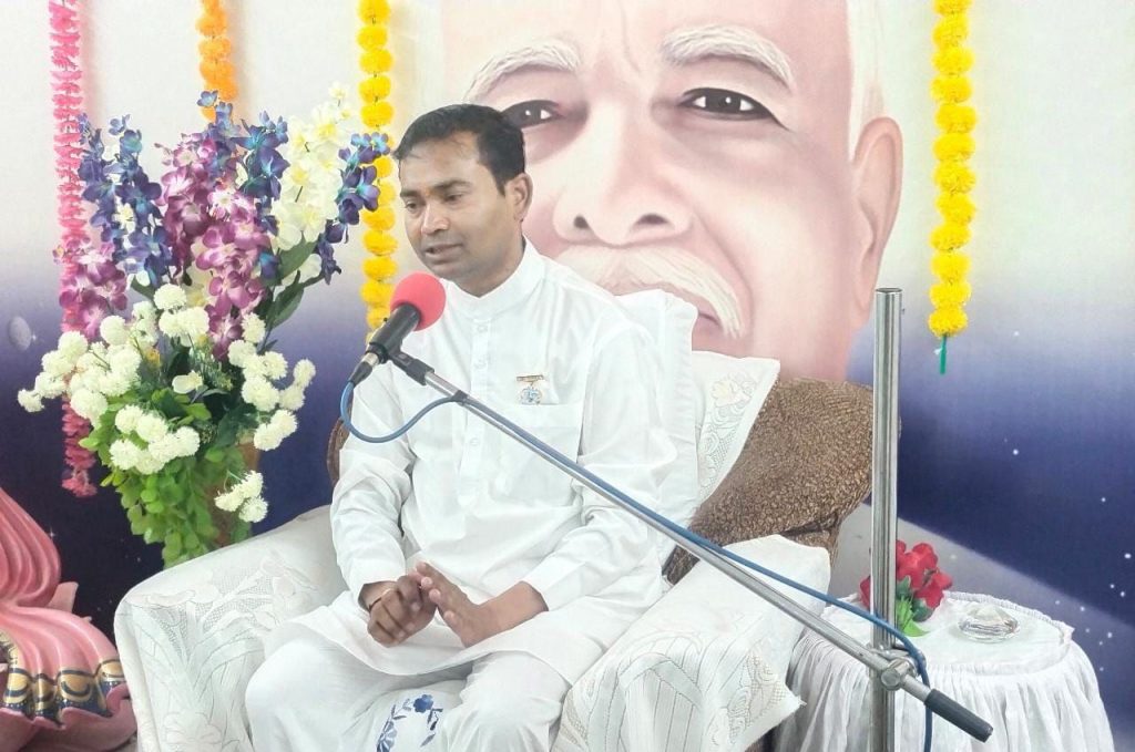 माउण्ट आबू से आए ब्रह्माकुमार संतोष भाई ने कहा - समस्या से घबराएं नहीं, धैर्यता के गुण व भगवान के साथ से करें समाधान
