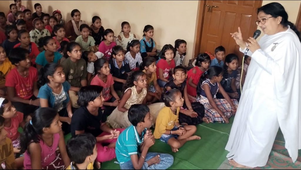 ब्रह्माकुमारी मंजू दीदी ने कहा - सुबह नहाकर व माता-पिता के पैर छूकर स्कूल जाएं बच्चे