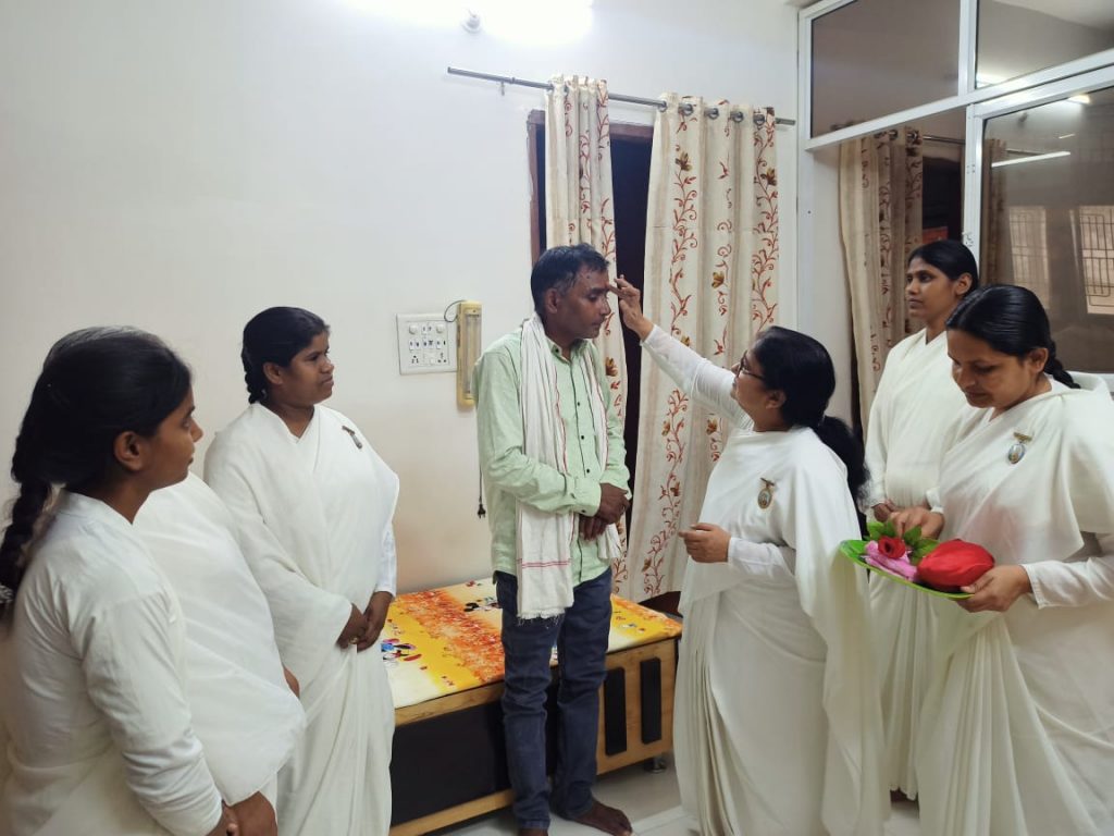 राष्ट्रीय चिकित्सक दिवस पर ब्रह्माकुमारी बहनों ने चिकित्सकों को श्रीफल व ईश्वरीय सौगात देकर किया सम्मान...