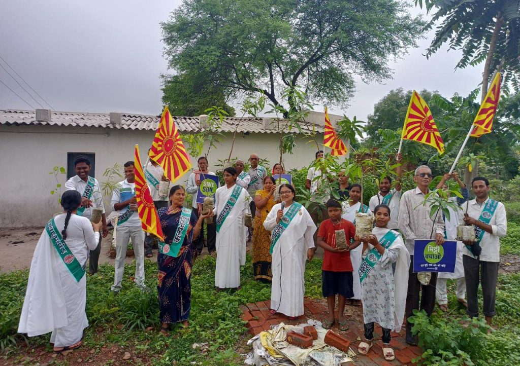 *कल्पतरूह परियोजना के तहत लगाए गए 230 पौधे, पर्यावरण के साथ मिट्टी बचाने का दिया संदेश*