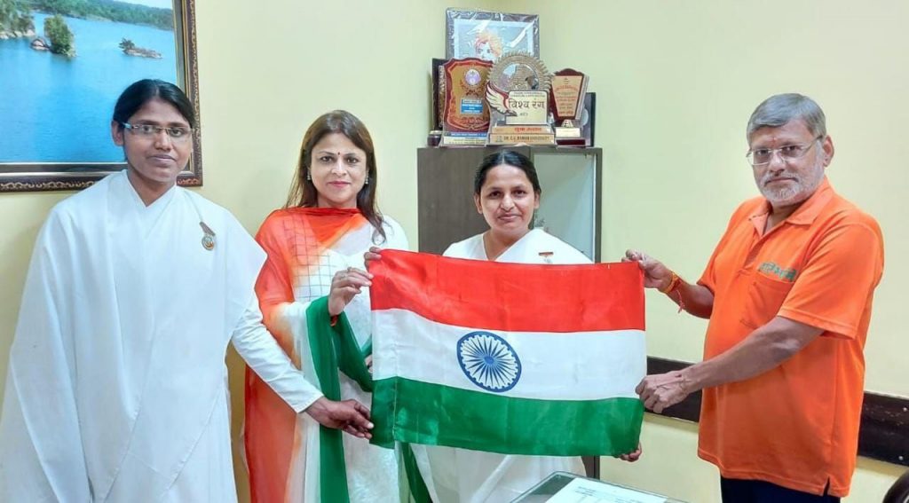 ब्रह्माकुमारी बहनों ने शहर के अनेक स्थानों पर विभिन्न वर्गों के लोगों को राखी बांधकर दिया परमात्मा का संदेश