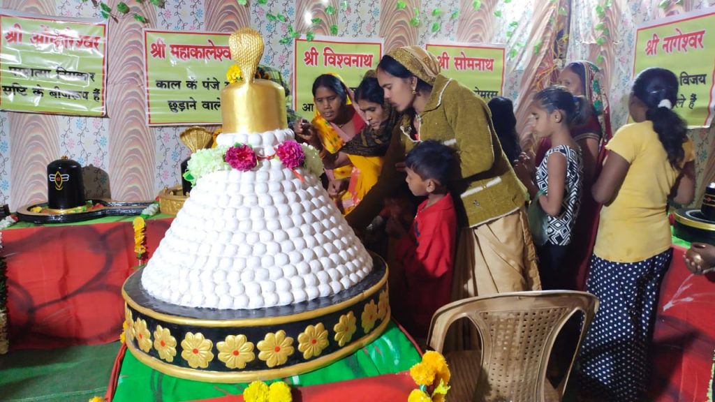 आध्यात्मिक चित्र प्रदर्शनी का भी लाभ उठा रहे हैं भक्तजन किरारी मेला में l