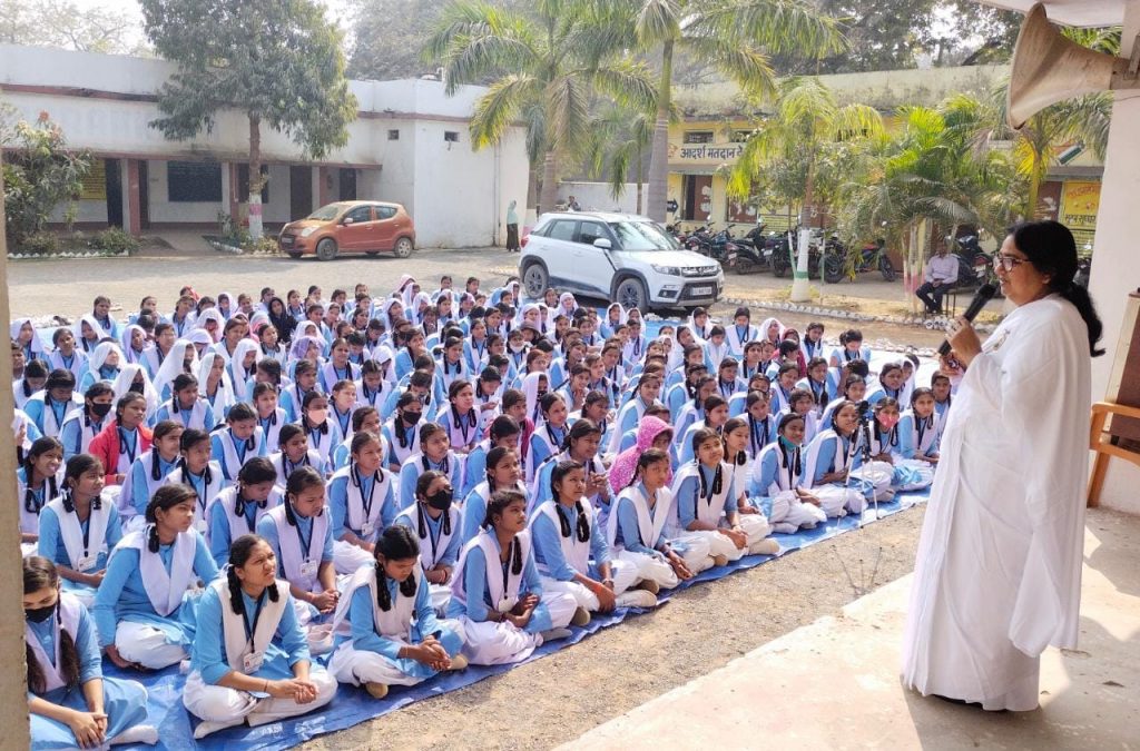 अपने लक्ष्य को इतना महान बनाएं कि व्यर्थ के लिए समय ही न बचे...ब्रह्माकुमारी मंजू दीदी