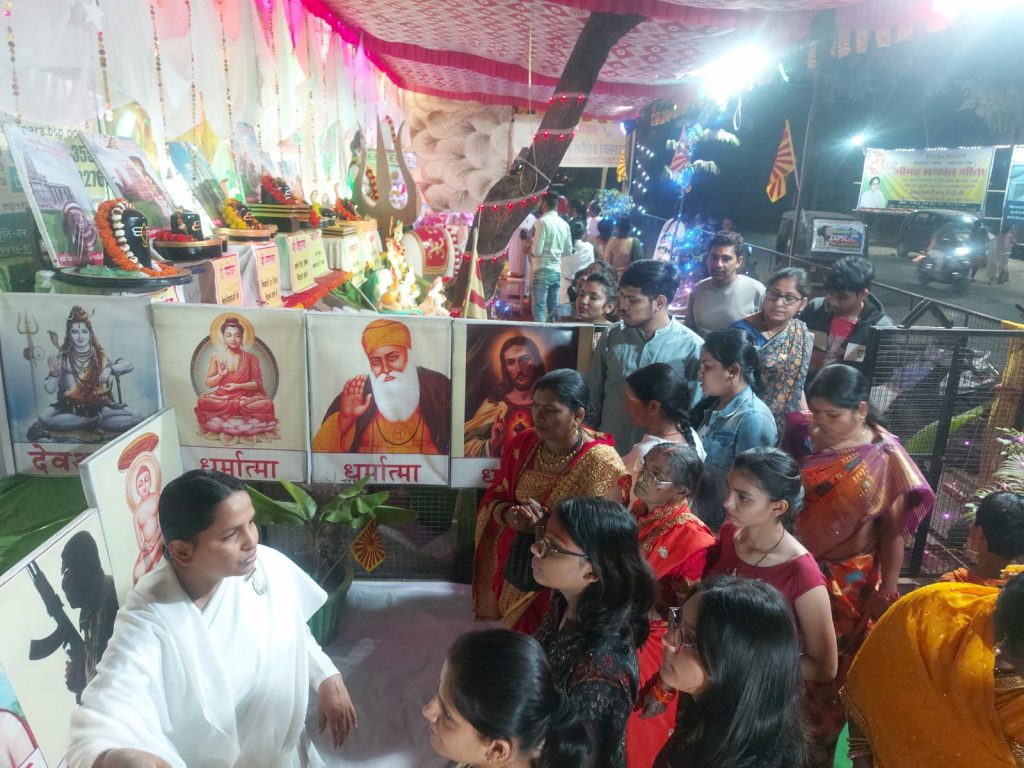 राज किशोर नगर की झांकी में मूर्तियों के माध्यम से बताई जा रही भगवान भोलेनाथ की महिमा