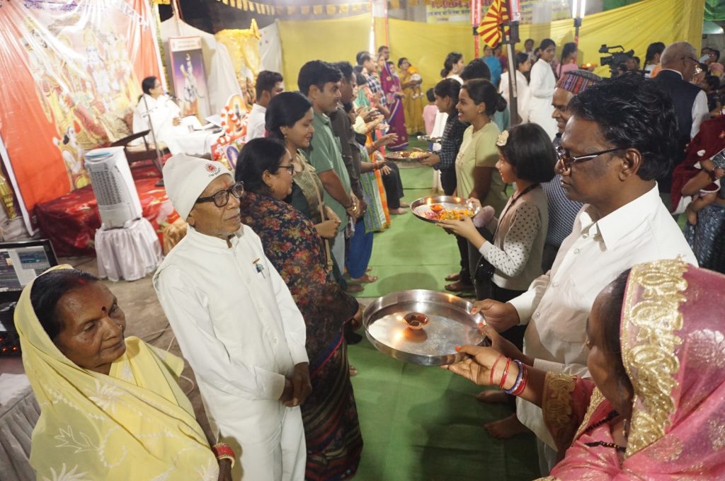 *सत्संग स्थल पर ही बच्चों ने की अपने माता-पिता की पूजा, श्रीराम से लिया आदर्श*, *सभी की आंखें हुई नम*