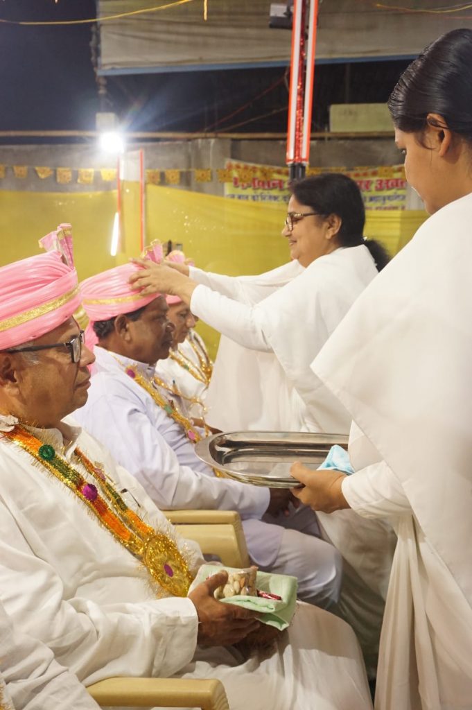 *समाज के नैतिक व आध्यात्मिक उत्थान के लिए तन-मन-धन, समय-श्वास-संकल्प और मन वाणी और कर्म का समर्पण करने वाले भाईयों का सम्मान किया गया*