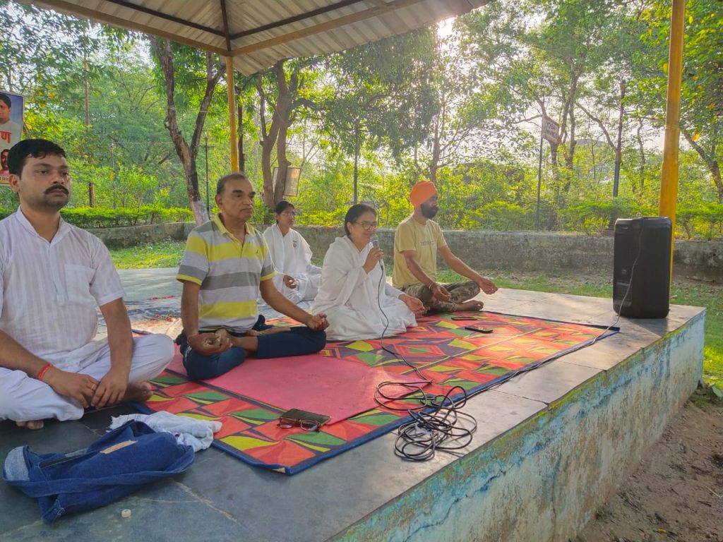 स्मृति वन में योगाभ्यास