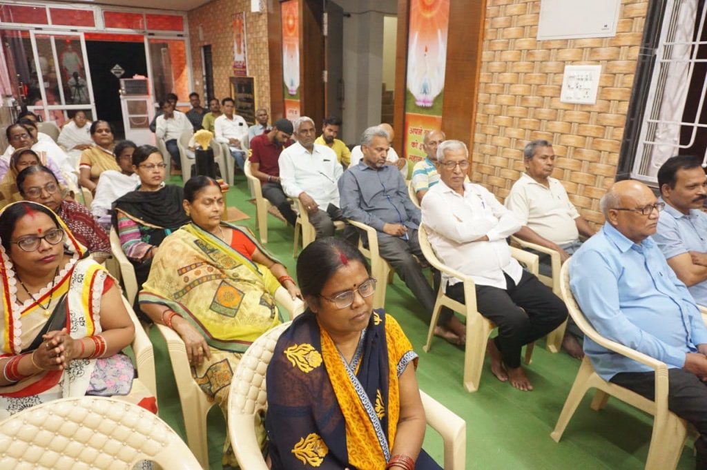 हिम्मत के एक कदम से परमात्मा का कई गुना सहयोग मिलता है, यह एक विशेषता अनेक विशेषताओं को बल देती है