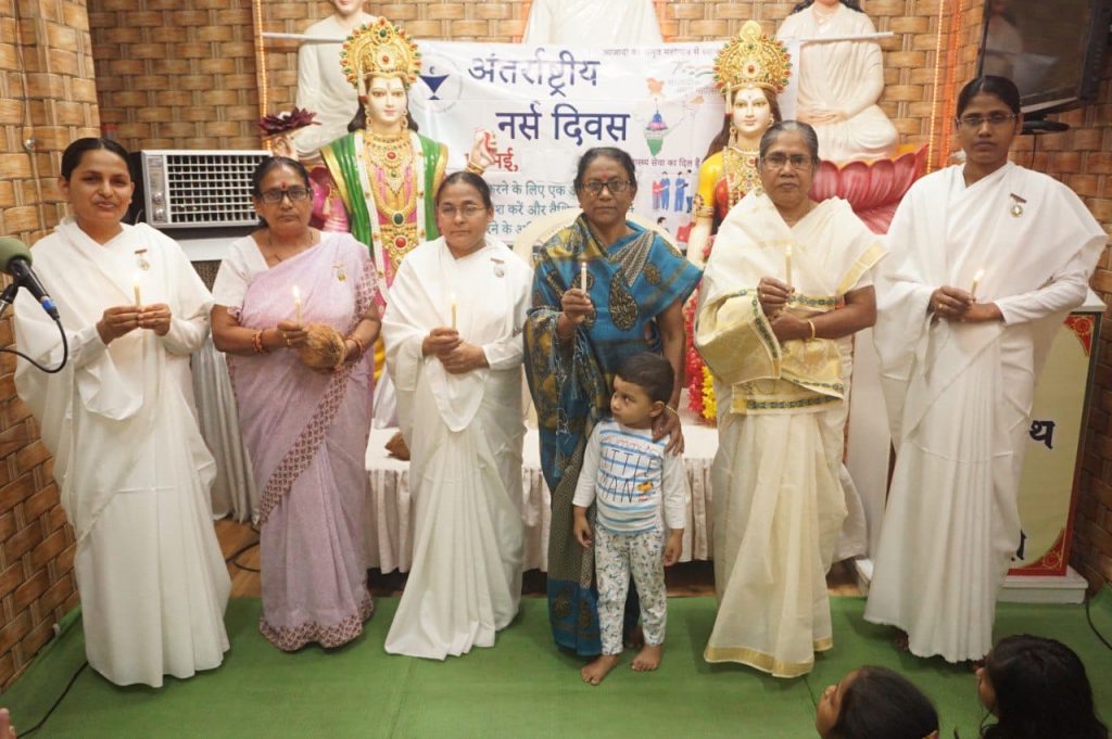 शिव अनुराग भवन मे अन्तर्राष्ट्रीय नर्स दिवस पर नर्सों के सेवाभाव को सम्मानित किया गया