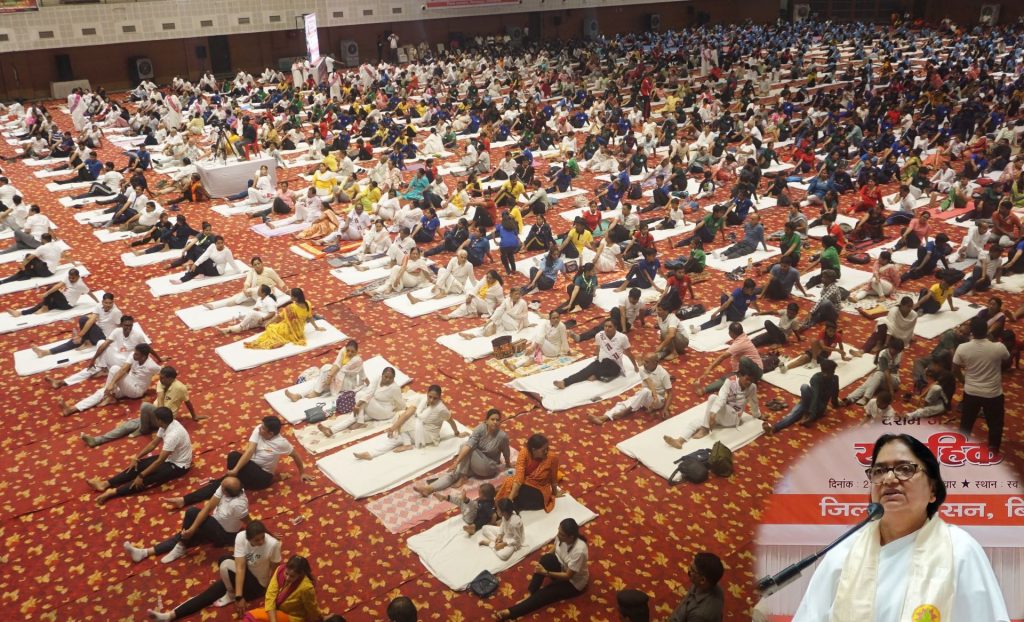 दशम अंतर्राष्ट्रीय योग दिवस पर जिला प्रशासन द्वारा आयोजित सामूहिक योग का ब्रह्माकुमारी मंजू दीदी ने किया योग संचालन...