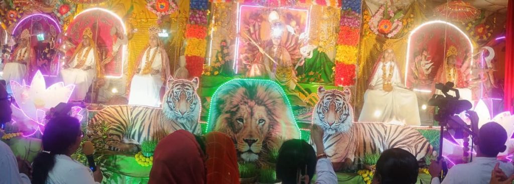 श्वेत वस्त्र धारी ब्रह्माकुमारी बहनों के द्वारा दिव्य दर्शन कराने के साथ ही चैतन्य झांकी का समापन हुआ।* 