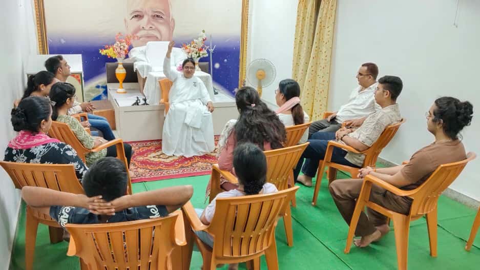 मुट्ठी भर सकारात्मक लोग ही करेंगे विश्व परिवर्तन - ब्रह्माकुमारी मंजू दीदी* 