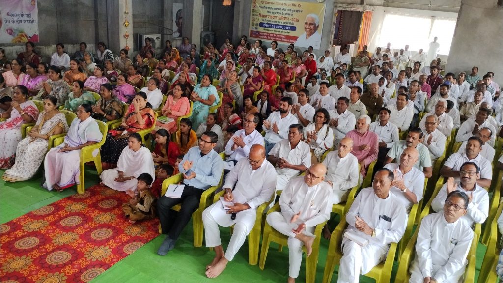  शिव अनुराग भवन, बिलासपुर में दिव्य दीपावली उत्सव: *ब्रह्मा कुमारी मंजू दीदी ने कहा - पुराने खाते समाप्त कर, श्रेष्ठ कर्मों की पूंजी बढ़ाएं*