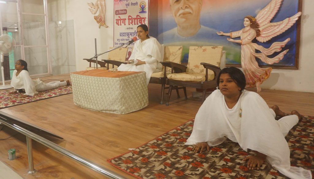 भुजंगासन से बढ़ती है रीढ़ की मजबूती और आत्मबल – ब्रह्माकुमारी गायत्री दीदी