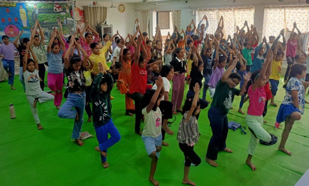 एकाग्रता व संतुलन के लिए करें वृक्षासन व ध्रुवासन - बी के राकेश*