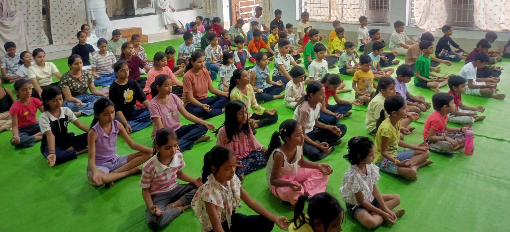 संस्कारी व आत्मविश्वासी बनाने गायत्री दीदी ने बच्चों को दी ‘अष्ट शक्तियों’ की सौगात