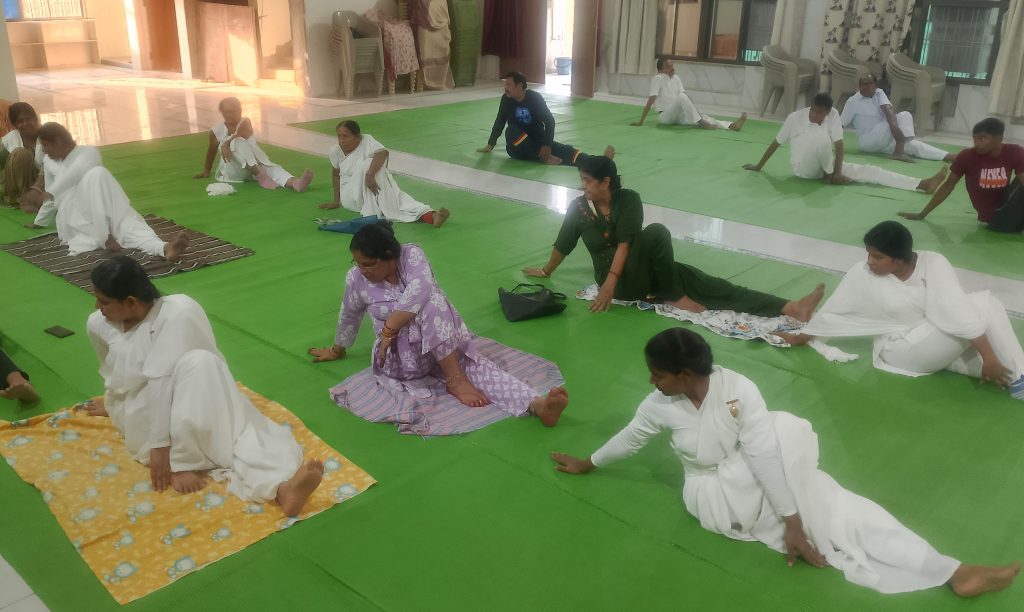 खुले, स्वच्छ एवं हवादार स्थान पर करें योगाभ्यास – ब्रह्माकुमारी मंजू दीदी