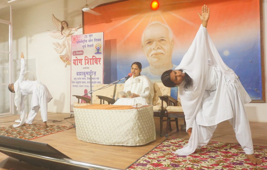 त्रिकोणासन से शरीर में आती है चुस्ती, स्फूर्ति और संतुलन- ब्रह्माकुमारी गायत्री दीदी