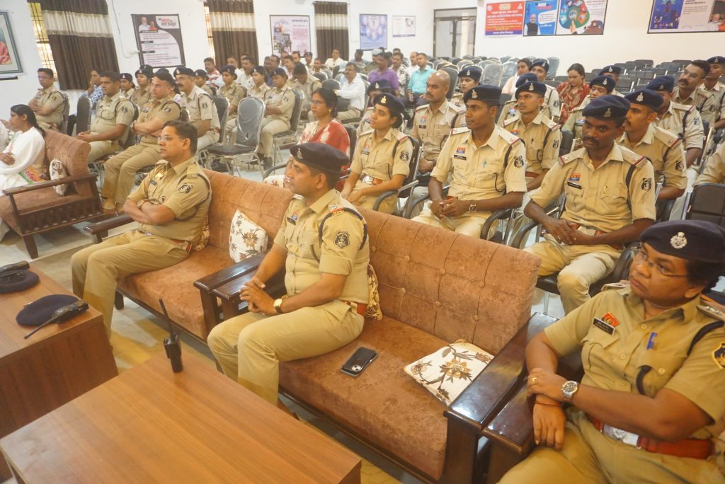 बिलासपुर पुलिस के मानसिक स्वास्थ्य व तनाव प्रबंधन के लिए बिलासा गुड़ी के चेतना सभागृह में कार्यशाला आयोजित