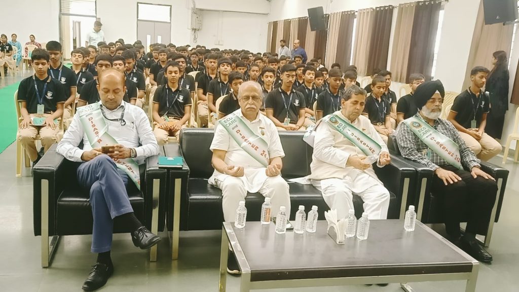 अरपा रिवर वैली इंटरनेशनल स्कूल में आयोजित कार्यक्रम में पानीपत से पधारे बीके भारत भूषण भाई ने बच्चों को सफलता का मूल मंत्र दिया।