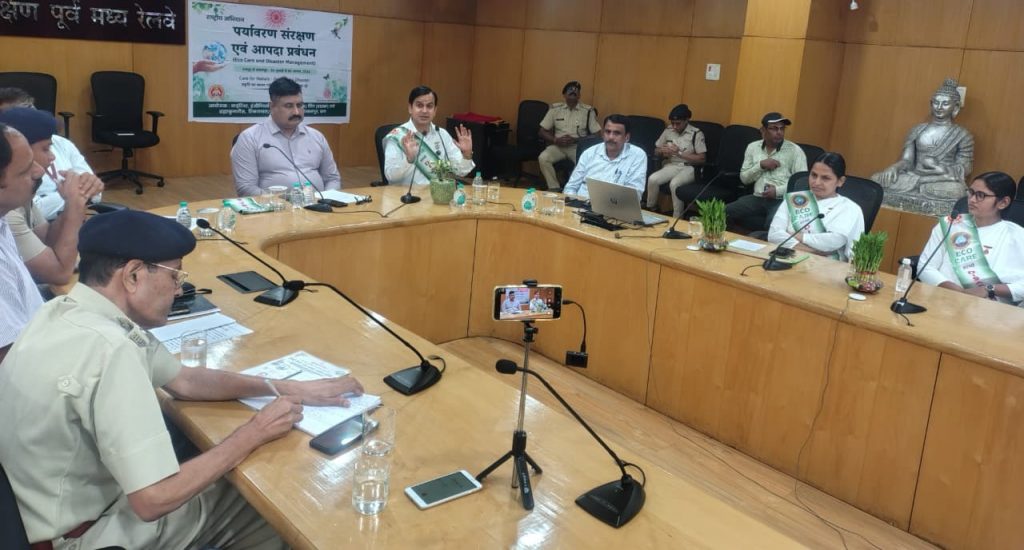 रेलवे सुरक्षा बल के अधिकारियों ने पर्यावरण संरक्षण एवं आपदा प्रबंधन का लिया संकल्प, बीके गायत्री बहन ने दिलाई शपथ