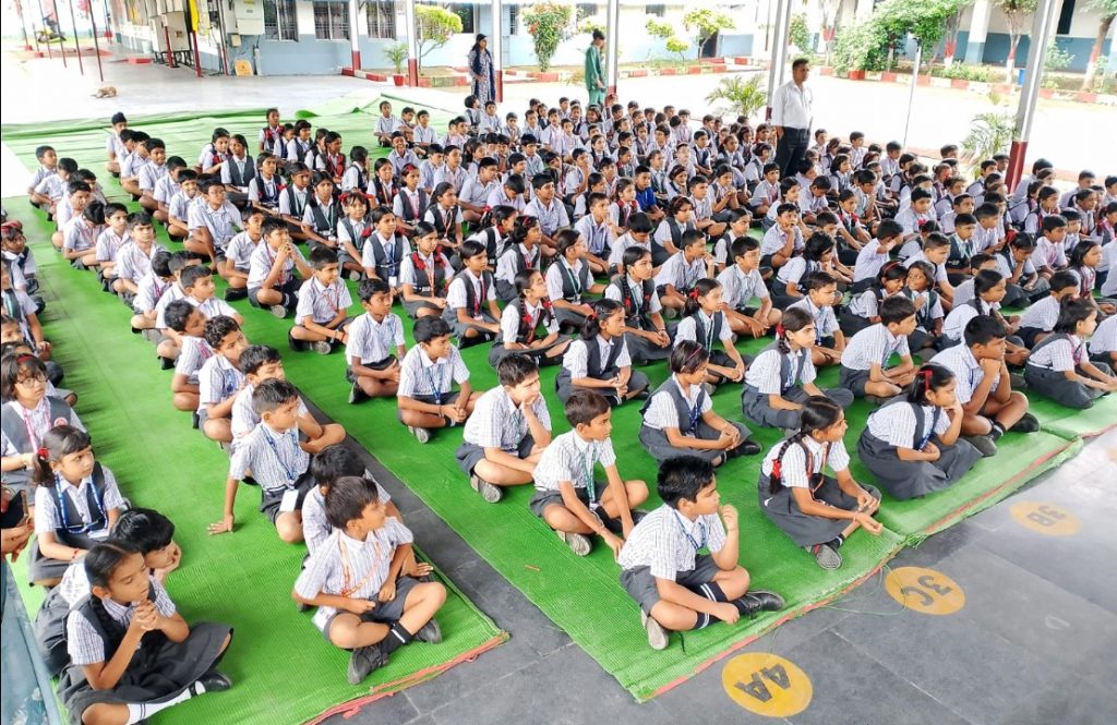 मोबाइल की लत और बुरी आदतों से मुक्ति ही सच्ची स्वतंत्रता : रेलवे स्कूल में बच्चों को दिलाया नशामुक्ति का संकल्प*