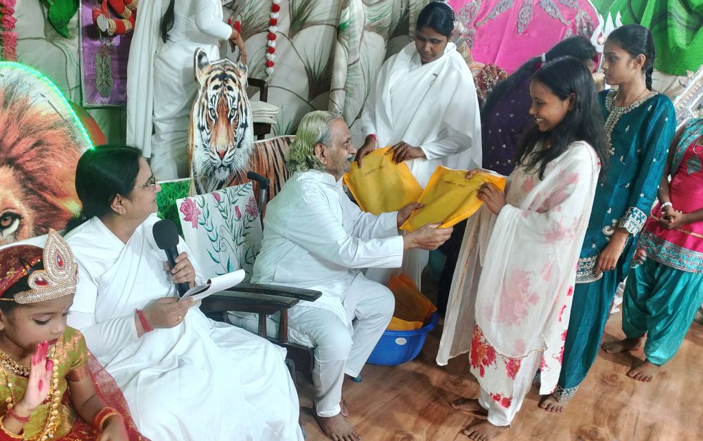 *चैतन्य देवियों एवं निष्काम सेवाधारियों का सम्मान, 91 वर्षीय शरद बल्हाल ने भेंट की ईश्वरीय सौगात*